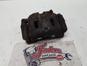 Used Front brake calliper, left Kia Sorento I (JC) 2.5 CRDi 16V Price on request offered by Autodemontage Joko B.V.