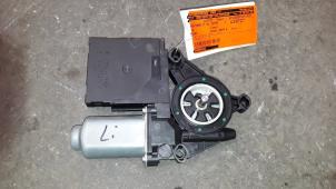 Używane Silnik szyby drzwiowej Volkswagen Caddy III (2KA,2KH,2CA,2CH) 2.0 SDI Cena na żądanie oferowane przez Autodemontage Joko B.V.