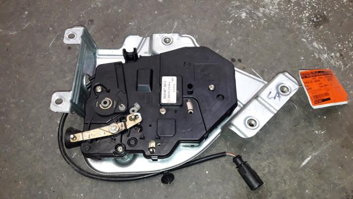 Używane Silnik centralnego zamka Volkswagen Caddy III (2KA,2KH,2CA,2CH) 2.0 SDI Cena na żądanie oferowane przez Autodemontage Joko B.V.