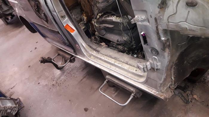 Używane Próg prawy Volkswagen Caddy III (2KA,2KH,2CA,2CH) 2.0 SDI Cena na żądanie oferowane przez Autodemontage Joko B.V.