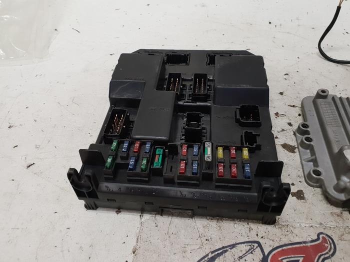 Fuse box Peugeot 307 SW 1.6 HDiF 110 16V 9651197580 VALEO