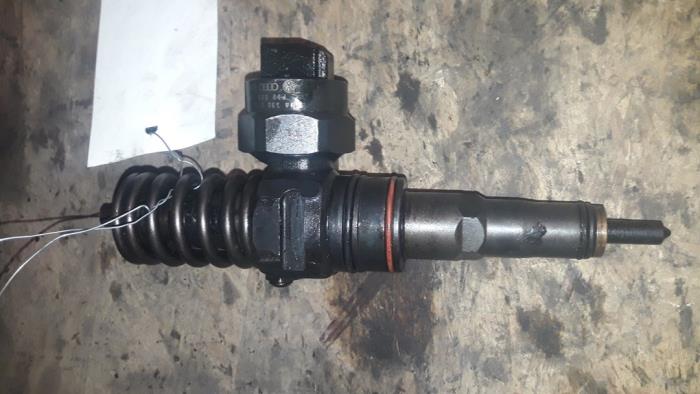 Injector (diesel) from a Audi A6 1999