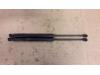Rear gas strut, left from a Citroen DS3 (SA), 2009 / 2015 1.6 e-HDi, Hatchback, Diesel, 1.560cc, 68kW (92pk), FWD, DV6DTED; 9HP, 2009-11 / 2015-07, SA9HP 2013