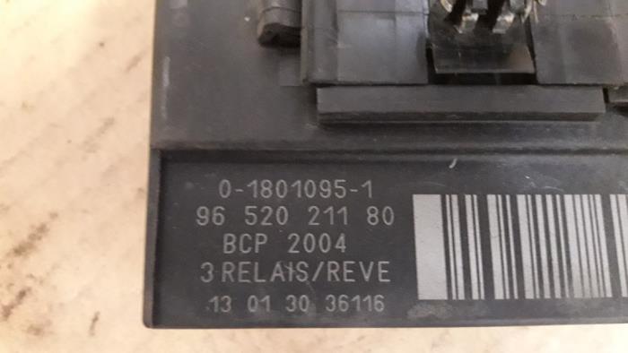 Glow plug relay from a Citroën DS3 (SA) 1.6 e-HDi 2013