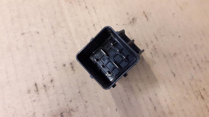 Glow plug relay from a Citroën DS3 (SA) 1.6 e-HDi 2013