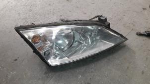 Used Headlight, right Ford Mondeo III 2.0 TDCi 115 16V Price on request offered by Autodemontage Joko B.V.