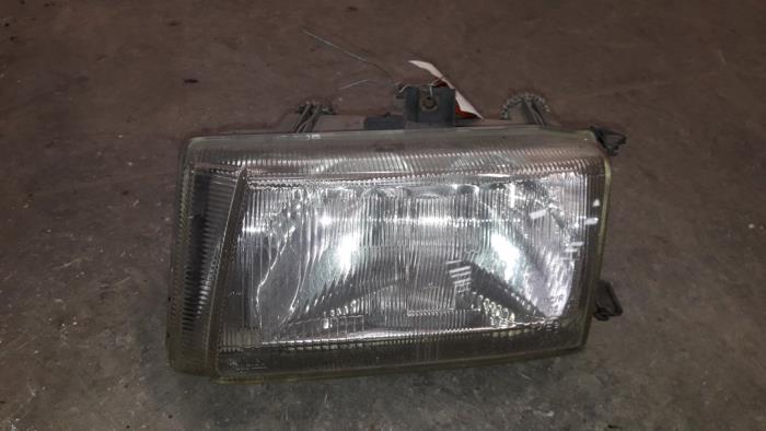 Headlight, left from a Volkswagen Caddy II (9K9A) 1.9 D 1999