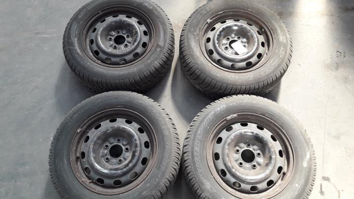 Set of wheels + winter tyres from a Chrysler Voyager/Grand Voyager (RG) 2.5 CRD 2003