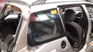 Używane Dodatkowa szyba prawa tylna wersja 4-drzwiowa Peugeot 206 SW (2E/K) 1.4 Cena na żądanie oferowane przez Autodemontage Joko B.V.