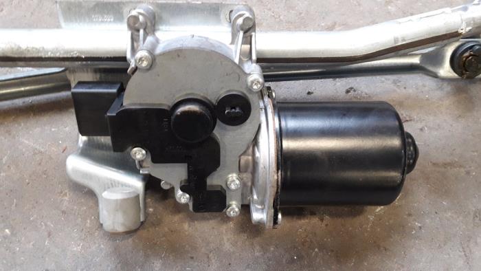 Front wiper motor from a BMW 1 serie (E87/87N) 116i 1.6 16V 2006