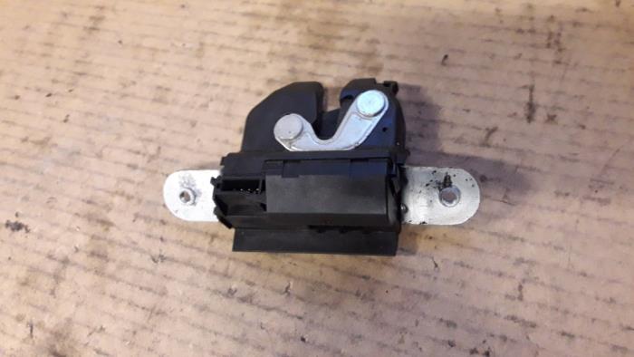 Tailgate lock mechanism from a Fiat Bravo (198A) 1.6 JTD Multijet 105 2012
