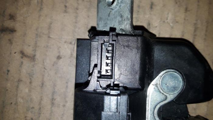 Tailgate lock mechanism from a Fiat Bravo (198A) 1.6 JTD Multijet 105 2012