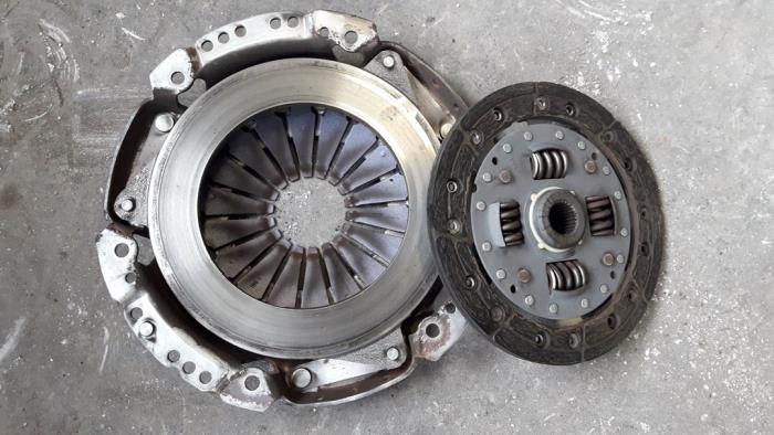 Usagé Kit embrayage (complet) Nissan Micra (K12) 1.2 16V Prix sur demande proposé par Autodemontage Joko B.V.