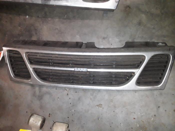 Używane Grill Saab 900 II 2.3,S,SE,Si 16V Cena na żądanie oferowane przez Autodemontage Joko B.V.
