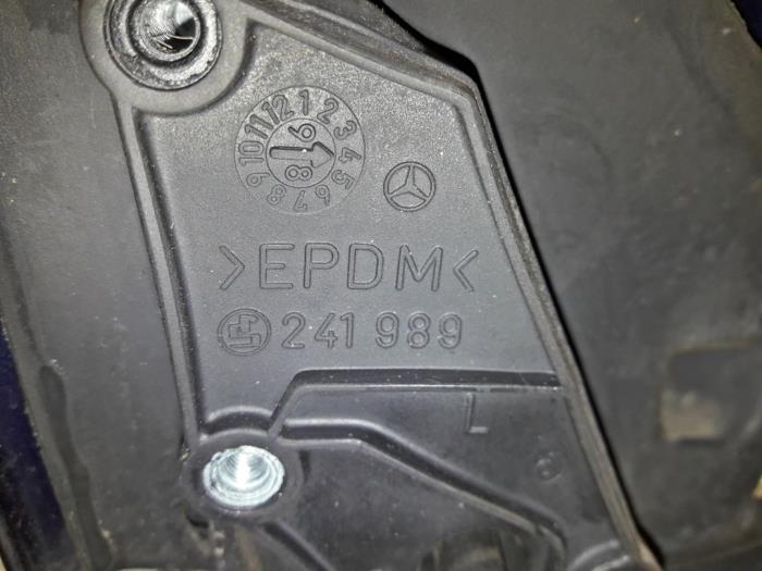 Retrovisor externo izquierda de un Mercedes-Benz CLK (W208) 2.3 230K 16V 1999