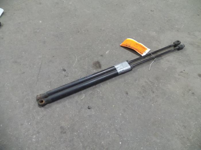 Rear gas strut, left from a BMW 3 serie Touring (E91) 318d 16V 2007