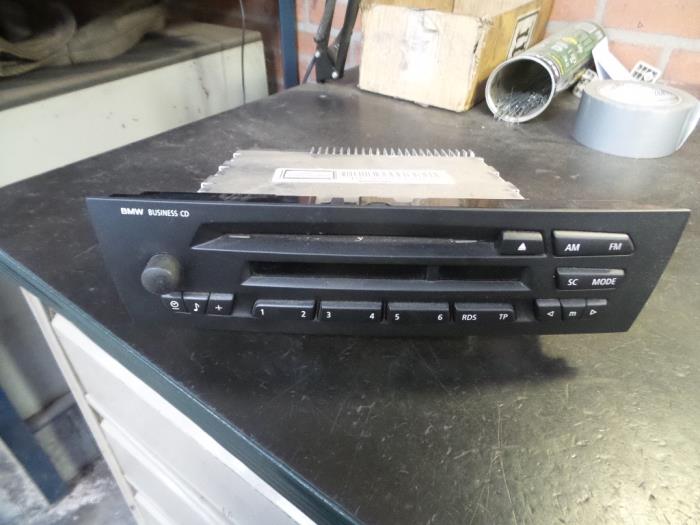 Radio CD player from a BMW 3 serie Touring (E91) 318d 16V 2007