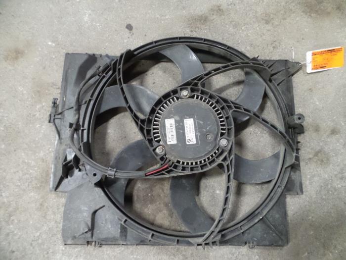 Cooling fans from a BMW 3 serie Touring (E91) 318d 16V 2007