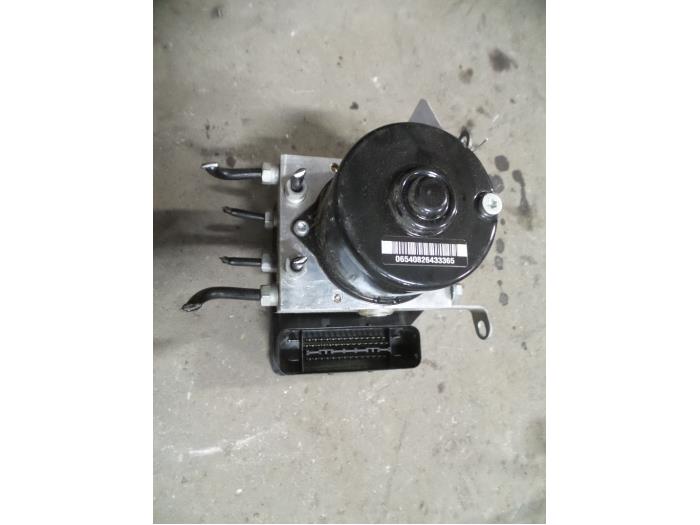 ABS pump from a BMW 3 serie Touring (E91) 318d 16V 2007
