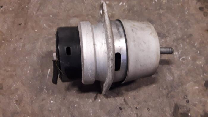 Used Engine mount Audi Q7 (4LB) 3.0 TDI V6 24V Price on request offered by Autodemontage Joko B.V.