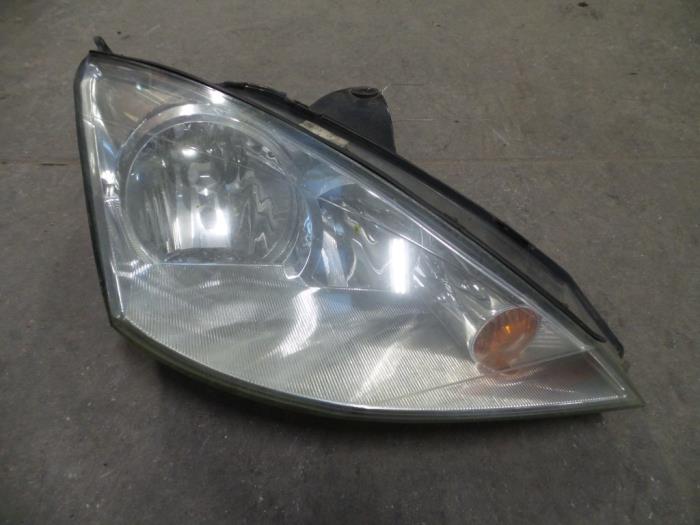 Headlight, right from a Ford Focus 1 1.8 TDCi 115 2003