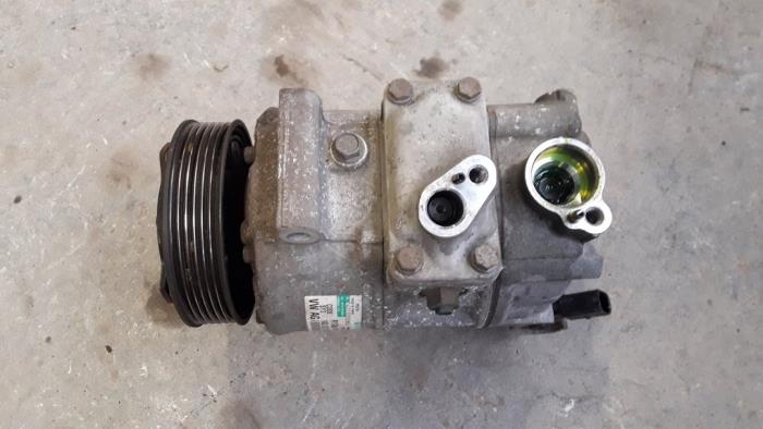 Air conditioning pump from a Volkswagen Touran (1T1/T2) 1.9 TDI 105 Euro 3 2008