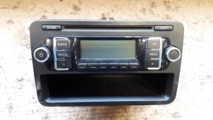 Używane Radioodtwarzacz CD Volkswagen Touran (1T1/T2) 1.9 TDI 105 Euro 3 Cena na żądanie oferowane przez Autodemontage Joko B.V.