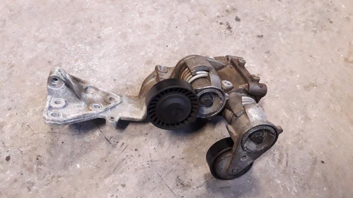Usagé Support dynamo haut Volvo V50 (MW) 2.4 20V Prix sur demande proposé par Autodemontage Joko B.V.