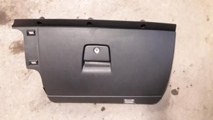 Begagnade Handskfack Volvo V50 (MW) 2.4 20V Pris på förfrågan erbjuds av Autodemontage Joko B.V.