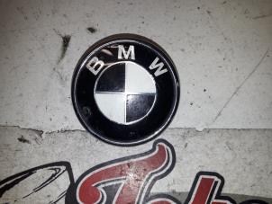 Usados Emblema BMW 3-Serie Precio de solicitud ofrecido por Autodemontage Joko B.V.