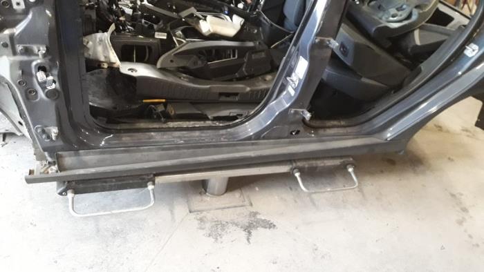 Sill, left from a Ford Focus 3 1.6 TDCi 95 2012