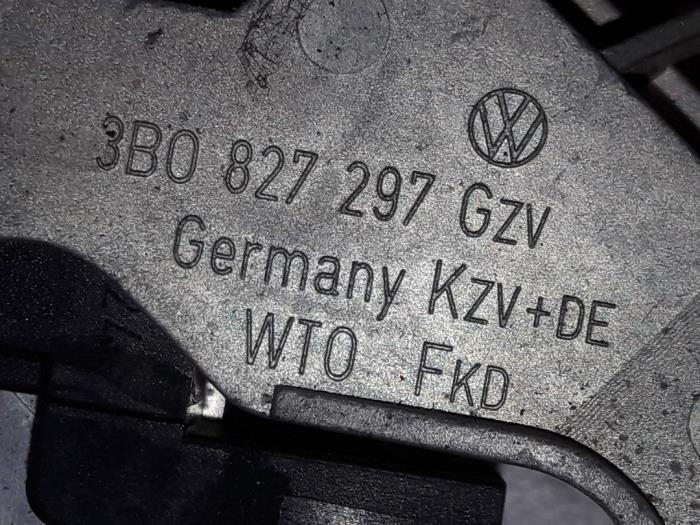 Manija del portón trasero de un Volkswagen Passat 2000
