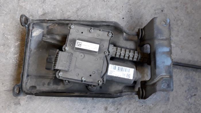 Parking brake motor from a Opel Meriva 1.4 16V Ecotec 2015