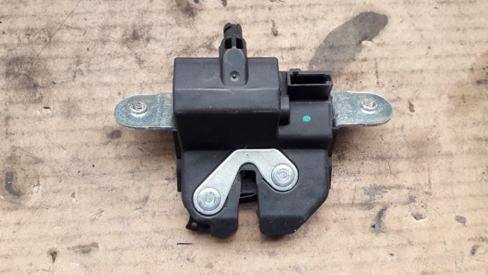 Tailgate lock mechanism from a Opel Meriva 1.4 16V Ecotec 2015