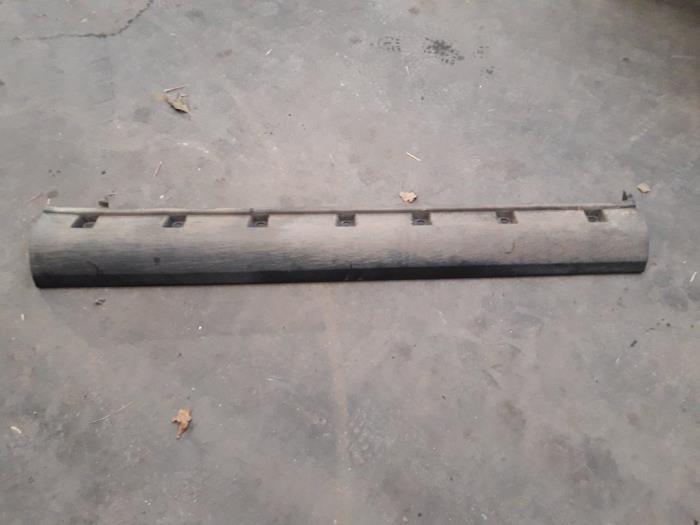 Side skirt, left from a Suzuki SX4 (EY/GY) 1.6 16V VVT Comfort,Exclusive Autom. 2009