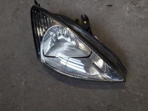 Used Headlight, right Ford Focus 1 1.6 16V Price on request offered by Autodemontage Joko B.V.
