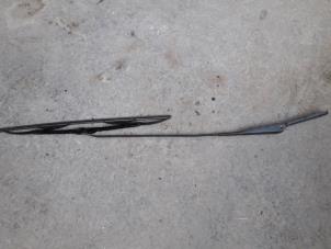 Used Front wiper arm Opel Vivaro 2.0 CDTI Price on request offered by Autodemontage Joko B.V.