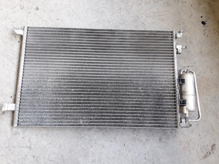 Klima Kondensor van een Opel Signum (F48) 2.2 DGI 16V 2004