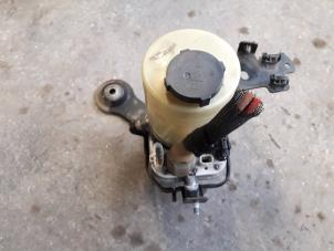 Used Power steering pump Opel Signum (F48) 2.2 DGI 16V Price on request offered by Autodemontage Joko B.V.