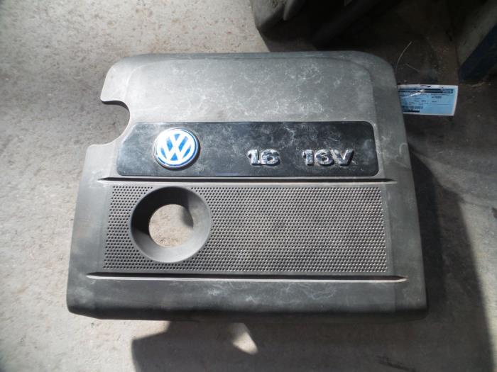 Cuerpo de filtro de aire de un Volkswagen Golf IV (1J1) 1.6 16V 2003