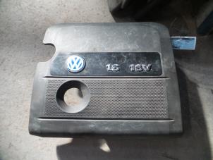 Usados Cuerpo de filtro de aire Volkswagen Golf IV (1J1) 1.6 16V Precio de solicitud ofrecido por Autodemontage Joko B.V.