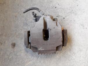 Used Front brake calliper, left BMW 5 serie Touring (E61) 525d 24V Price on request offered by Autodemontage Joko B.V.