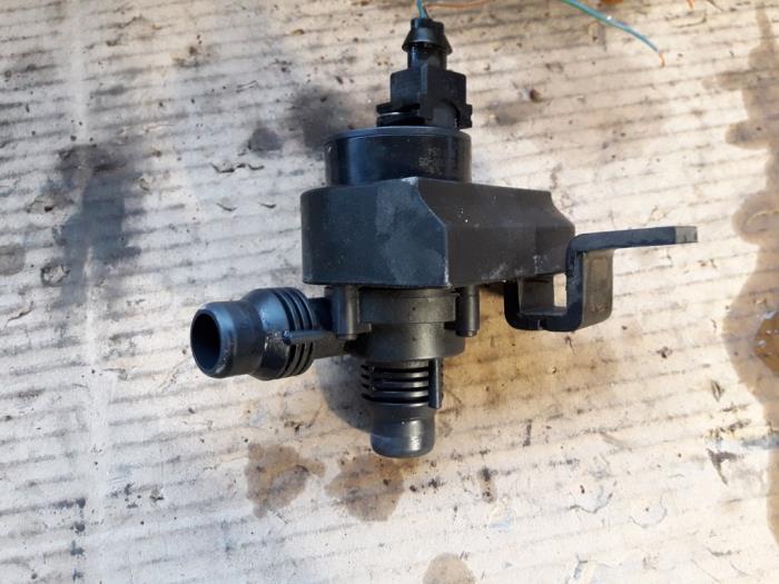 Water pump from a BMW 5 serie Touring (E61) 525d 24V 2006