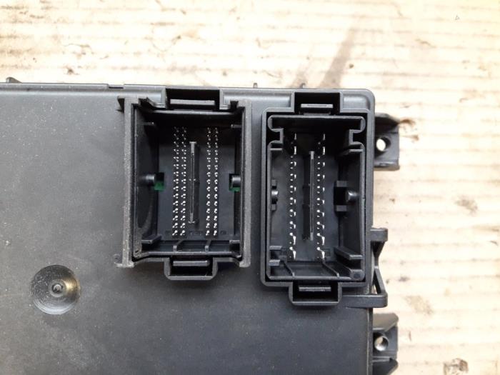 Fuse box Opel Corsa D 1.3 CDTi 16V ecoFLEX - 13185558 DELPHI