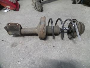 Used Front shock absorber rod, left Renault Clio II (BB/CB) 1.6 16V Price on request offered by Autodemontage Joko B.V.