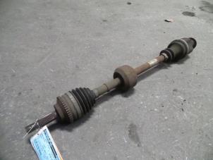 Used Front drive shaft, right Renault Clio II (BB/CB) 1.6 16V Price on request offered by Autodemontage Joko B.V.