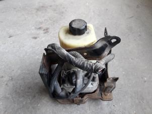 Used Power steering pump Ford Focus 2 1.6 TDCi 16V 90 Price on request offered by Autodemontage Joko B.V.