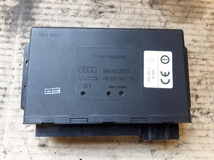 Módulo de cierre centralizado de un Audi TT (8N3) 1.8 20V Turbo 2005