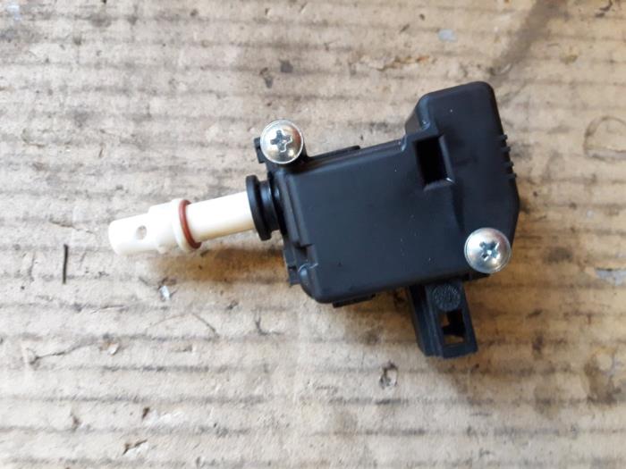 Motor de cierre centralizado de un Audi TT (8N3) 1.8 20V Turbo 2005