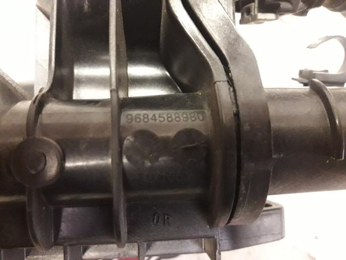 Thermostatgehäuse van een Peugeot Partner (GC/GF/GG/GJ/GK) 1.6 HDI 90 2014